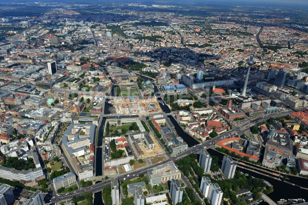 Berlin aus der Vogelperspektive: Umgestaltung des Schlossplatz durch die Baustelle zum Neubau des Humboldt - Forums in Berlin - Mitte