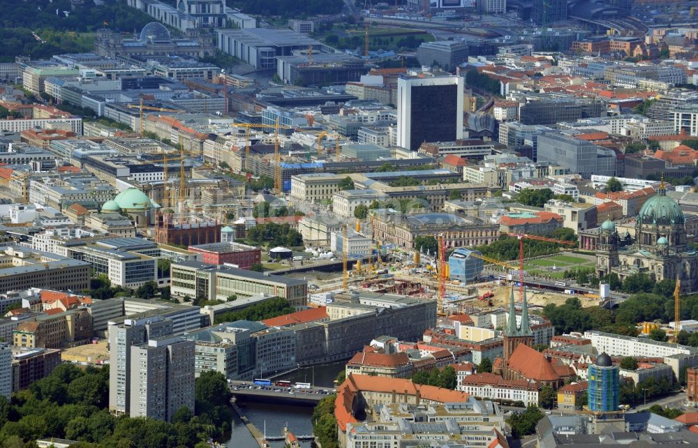 Luftbild Berlin - Umgestaltung des Schlossplatz durch die Baustelle zum Neubau des Humboldt - Forums in Berlin - Mitte