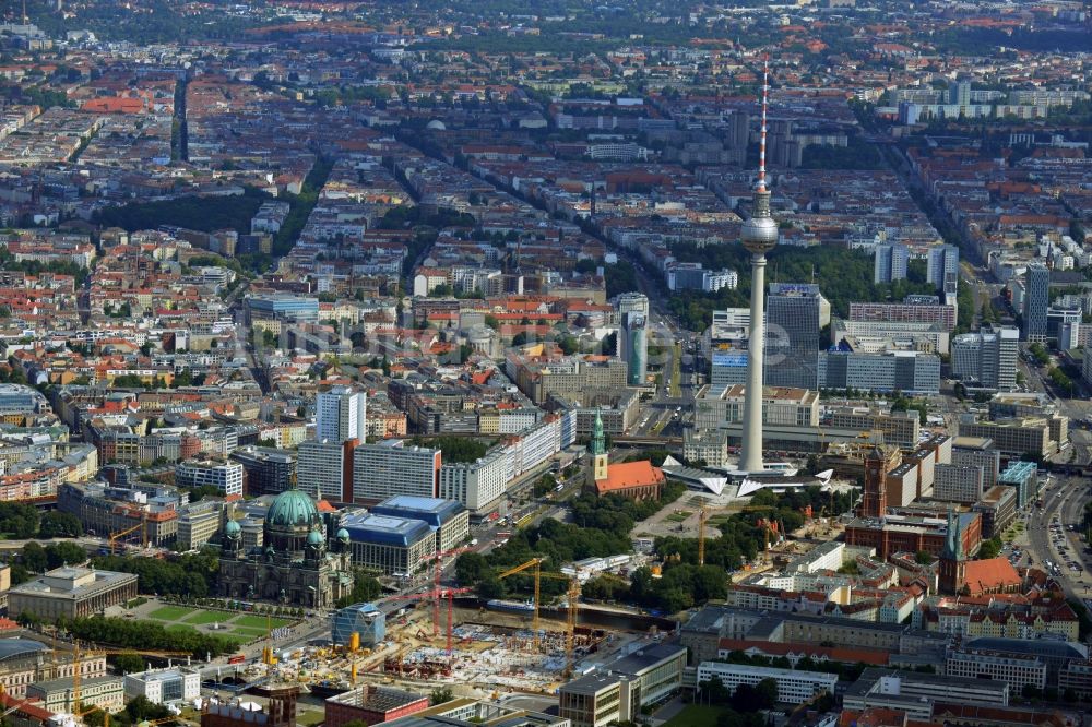 Berlin aus der Vogelperspektive: Umgestaltung des Schlossplatz durch die Baustelle zum Neubau des Humboldt - Forums in Berlin - Mitte