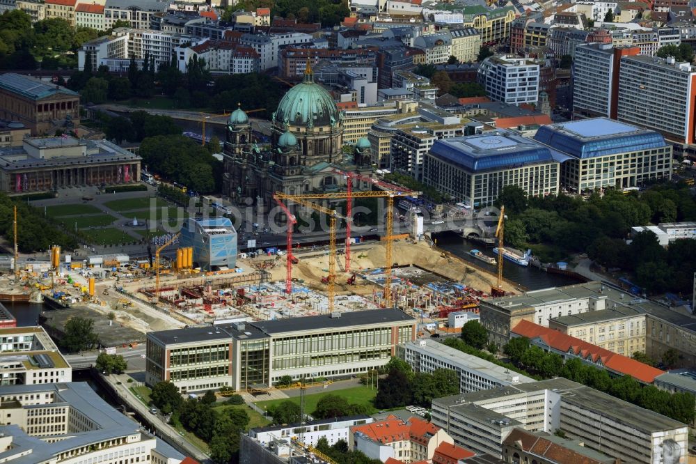 Luftbild Berlin - Umgestaltung des Schlossplatz durch die Baustelle zum Neubau des Humboldt - Forums in Berlin - Mitte