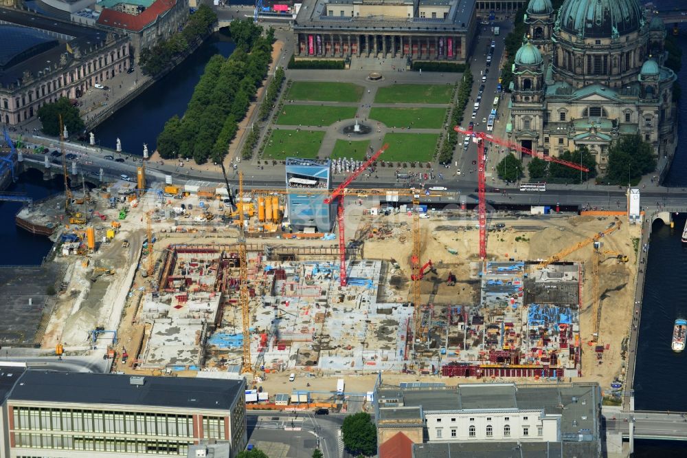 Luftaufnahme Berlin - Umgestaltung des Schlossplatz durch die Baustelle zum Neubau des Humboldt - Forums in Berlin - Mitte