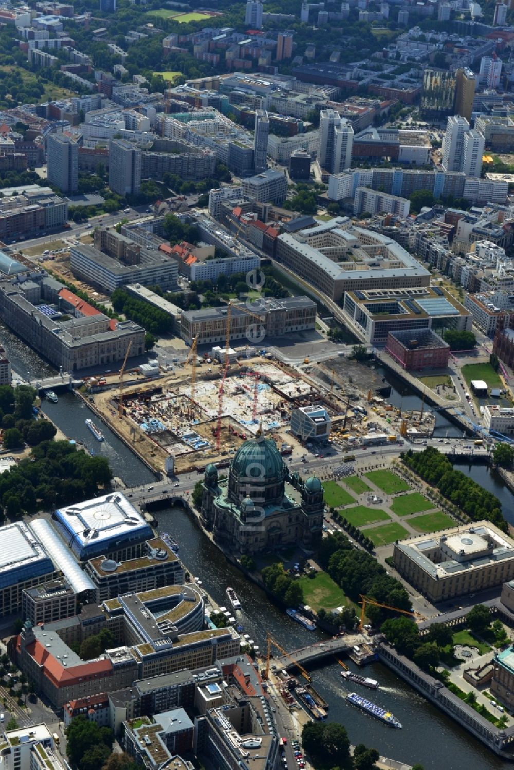 Berlin von oben - Umgestaltung des Schlossplatz durch die Baustelle zum Neubau des Humboldt - Forums in Berlin - Mitte