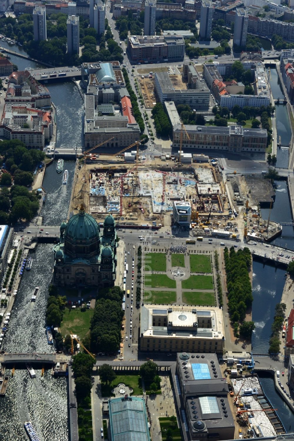 Berlin aus der Vogelperspektive: Umgestaltung des Schlossplatz durch die Baustelle zum Neubau des Humboldt - Forums in Berlin - Mitte