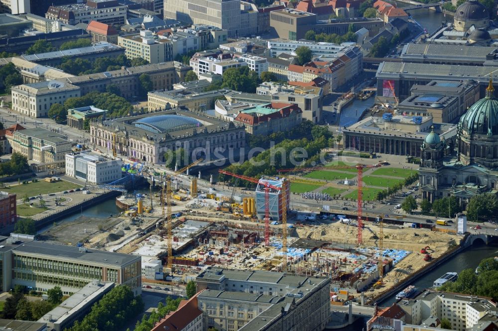 Berlin aus der Vogelperspektive: Umgestaltung des Schlossplatz durch die Baustelle zum Neubau des Humboldt - Forums in Berlin - Mitte