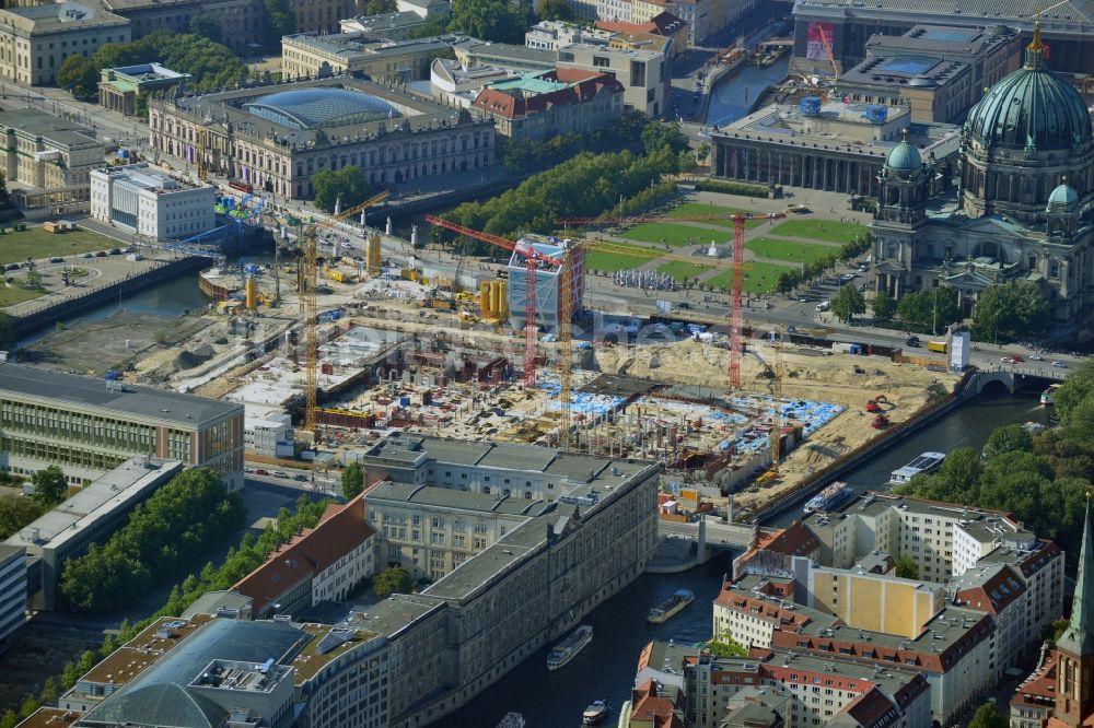 Luftbild Berlin - Umgestaltung des Schlossplatz durch die Baustelle zum Neubau des Humboldt - Forums in Berlin - Mitte