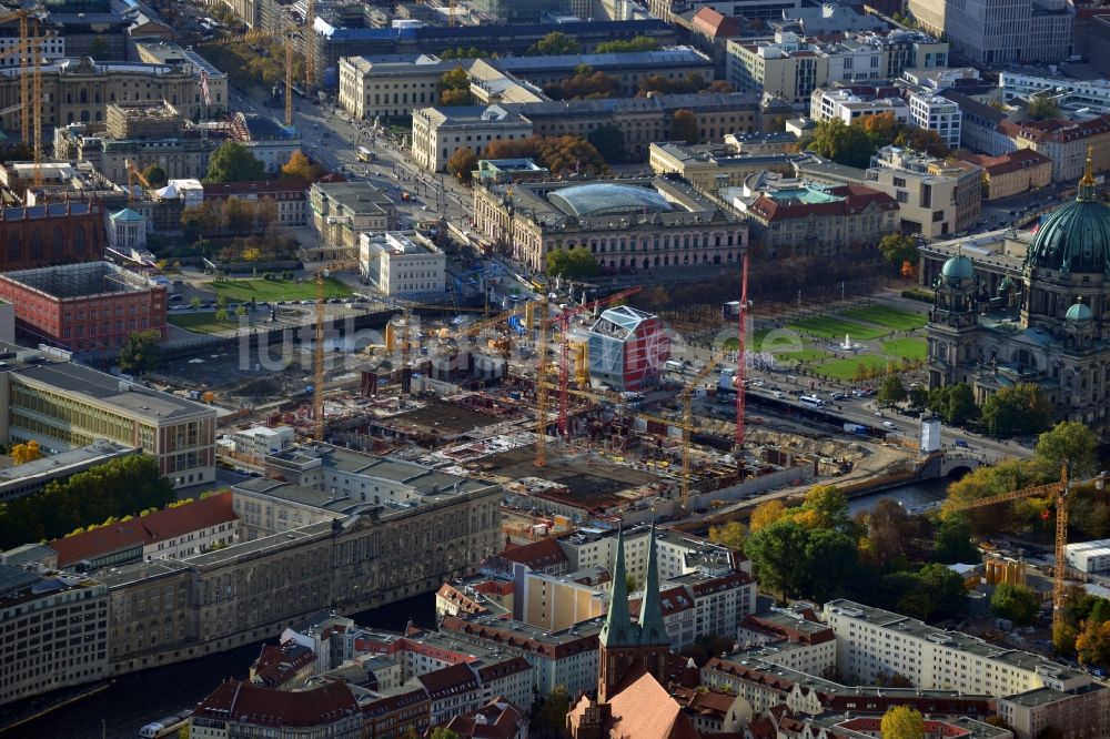 Luftbild Berlin - Umgestaltung des Schlossplatz durch die Baustelle zum Neubau des Humboldt - Forums in Berlin - Mitte