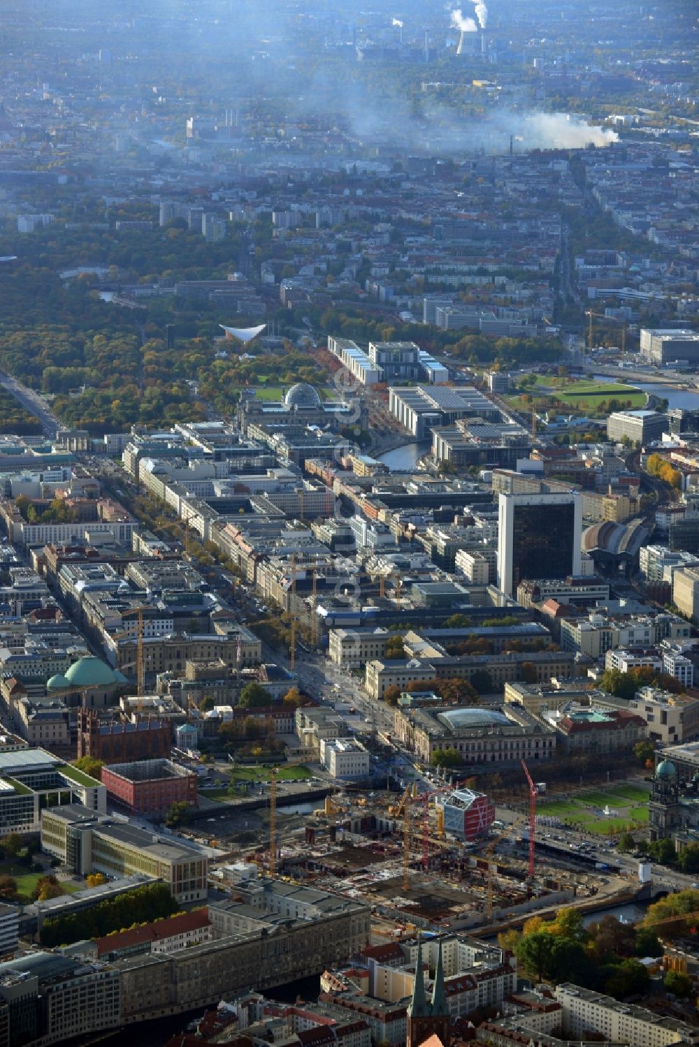 Luftaufnahme Berlin - Umgestaltung des Schlossplatz durch die Baustelle zum Neubau des Humboldt - Forums in Berlin - Mitte