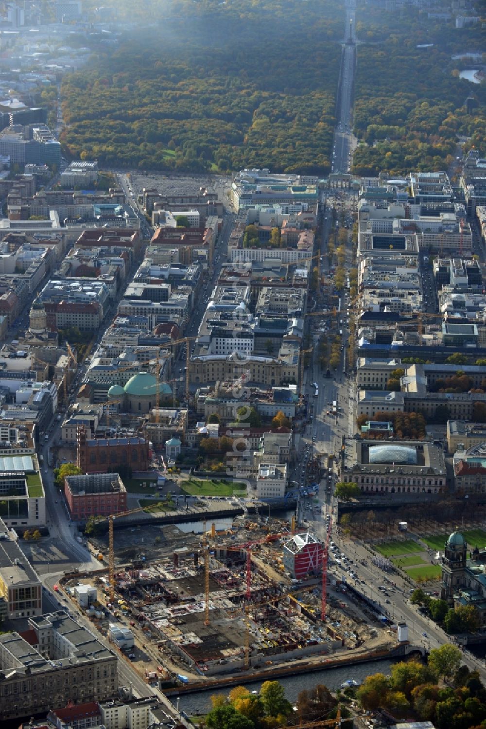 Berlin von oben - Umgestaltung des Schlossplatz durch die Baustelle zum Neubau des Humboldt - Forums in Berlin - Mitte