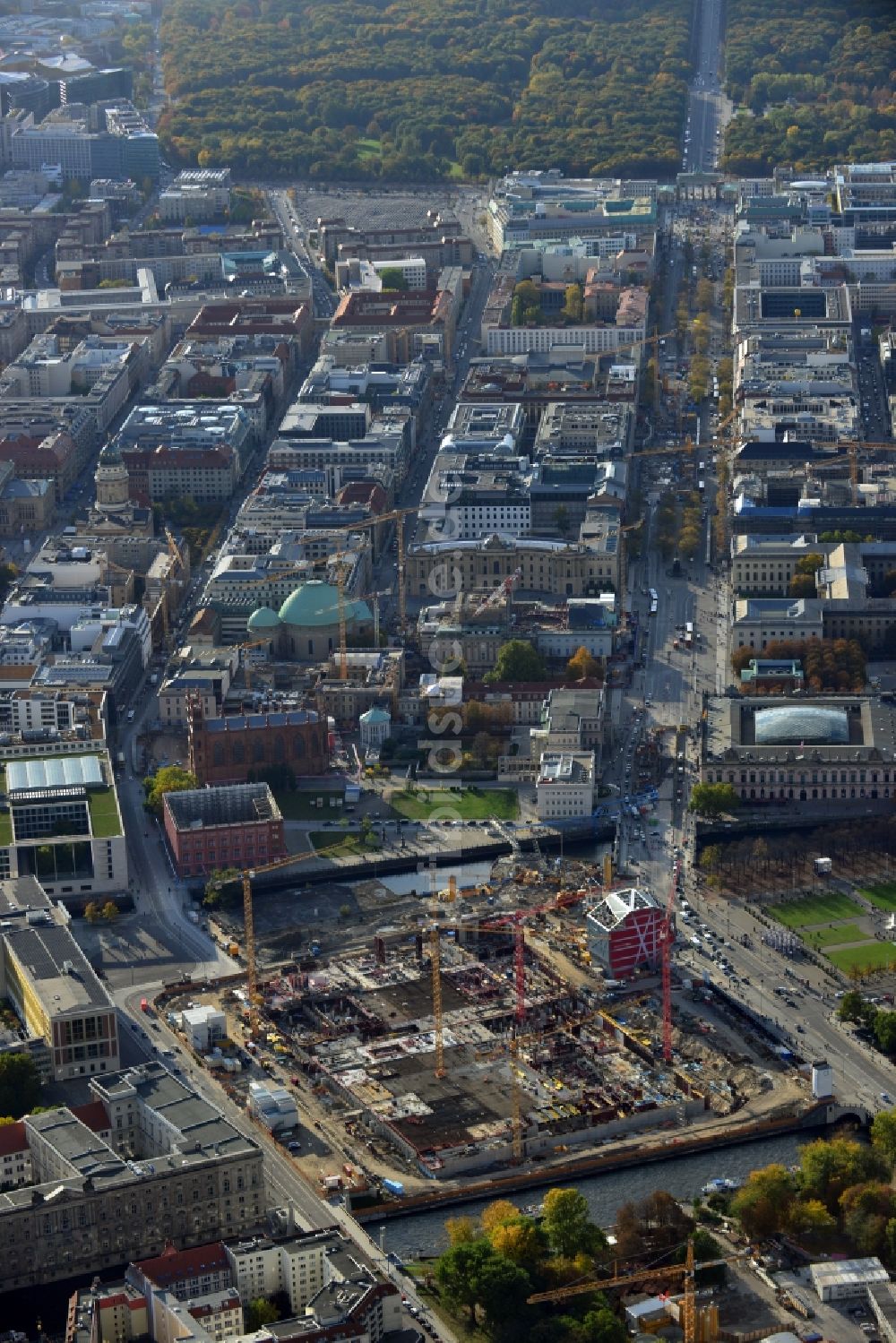 Berlin aus der Vogelperspektive: Umgestaltung des Schlossplatz durch die Baustelle zum Neubau des Humboldt - Forums in Berlin - Mitte