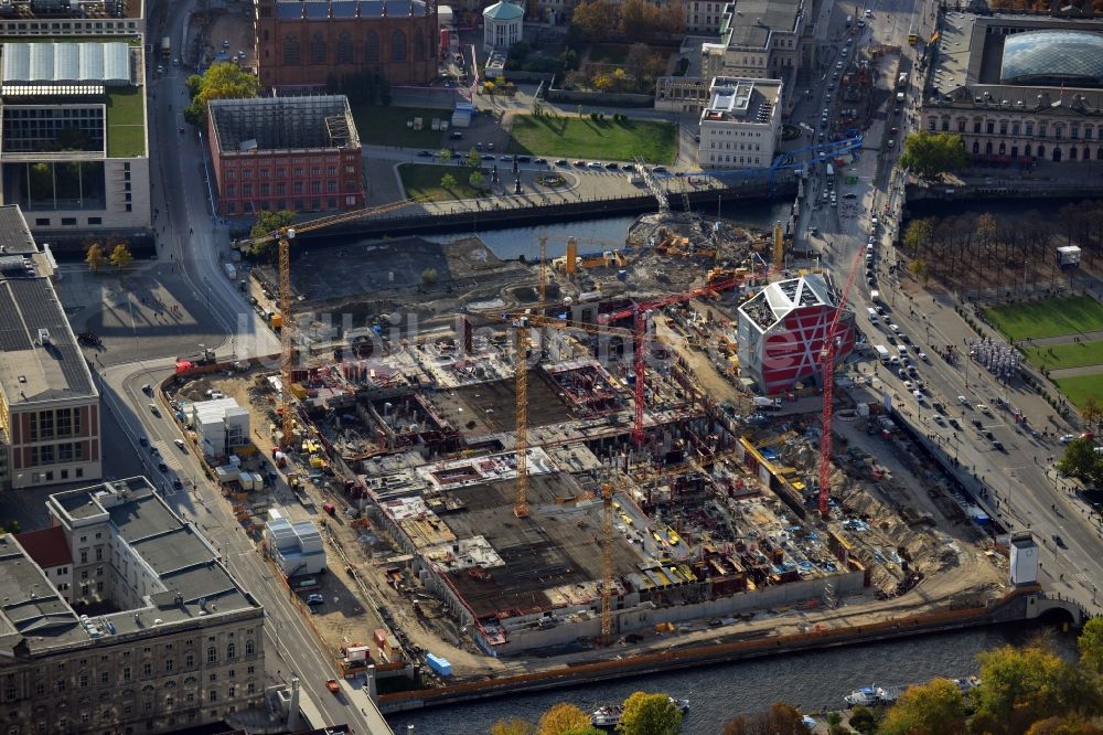 Luftbild Berlin - Umgestaltung des Schlossplatz durch die Baustelle zum Neubau des Humboldt - Forums in Berlin - Mitte