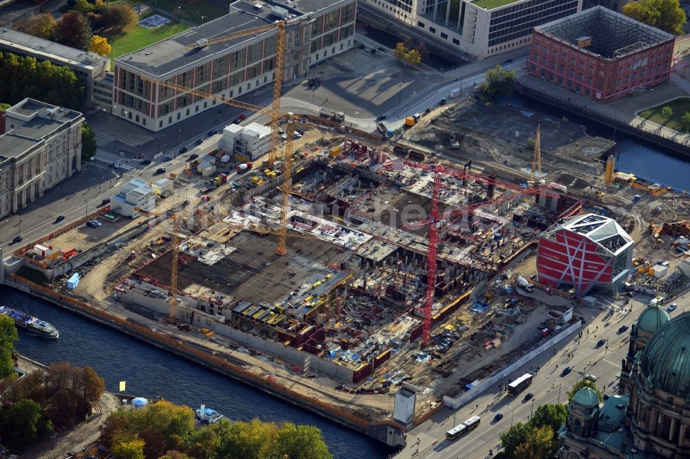 Luftaufnahme Berlin - Umgestaltung des Schlossplatz durch die Baustelle zum Neubau des Humboldt - Forums in Berlin - Mitte