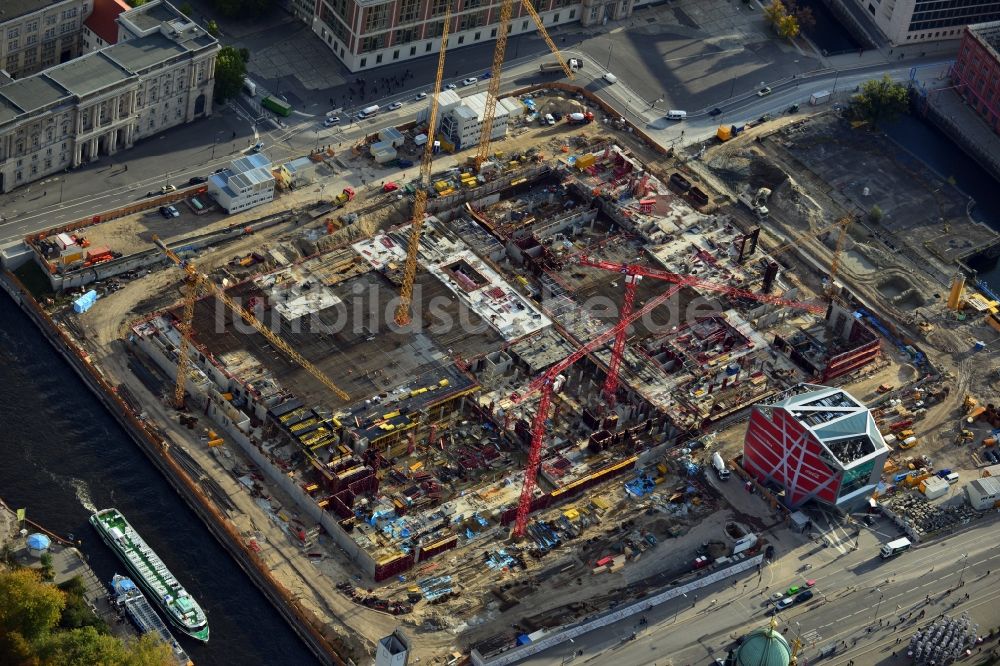 Berlin von oben - Umgestaltung des Schlossplatz durch die Baustelle zum Neubau des Humboldt - Forums in Berlin - Mitte