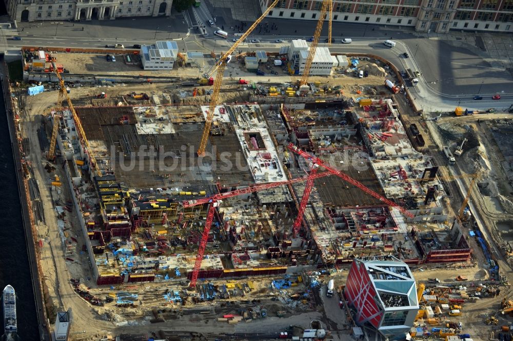 Berlin aus der Vogelperspektive: Umgestaltung des Schlossplatz durch die Baustelle zum Neubau des Humboldt - Forums in Berlin - Mitte