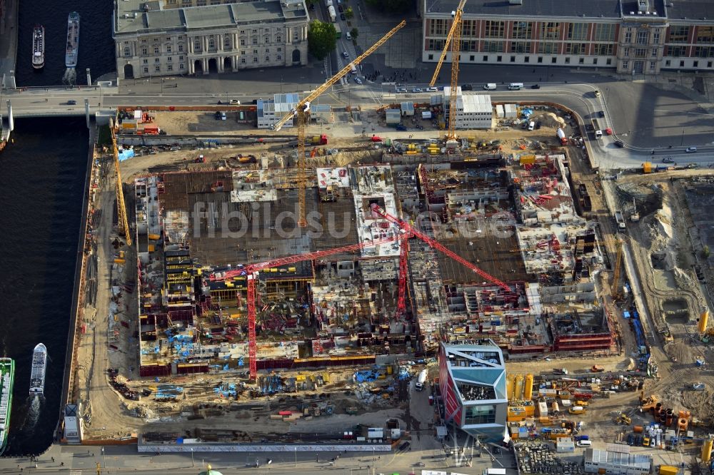 Luftbild Berlin - Umgestaltung des Schlossplatz durch die Baustelle zum Neubau des Humboldt - Forums in Berlin - Mitte