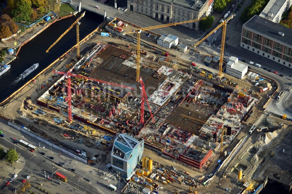 Luftaufnahme Berlin - Umgestaltung des Schlossplatz durch die Baustelle zum Neubau des Humboldt - Forums in Berlin - Mitte