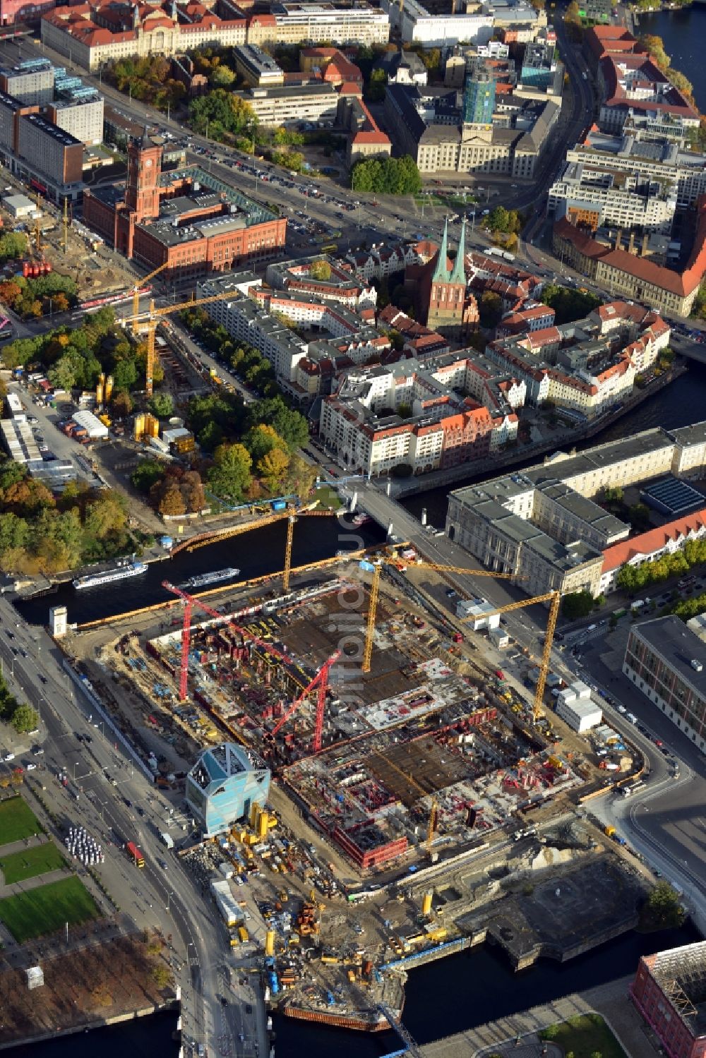 Berlin von oben - Umgestaltung des Schlossplatz durch die Baustelle zum Neubau des Humboldt - Forums in Berlin - Mitte