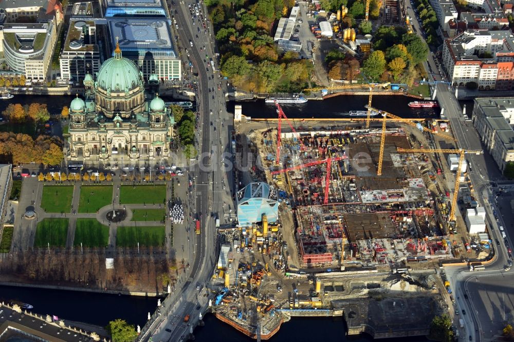 Berlin aus der Vogelperspektive: Umgestaltung des Schlossplatz durch die Baustelle zum Neubau des Humboldt - Forums in Berlin - Mitte