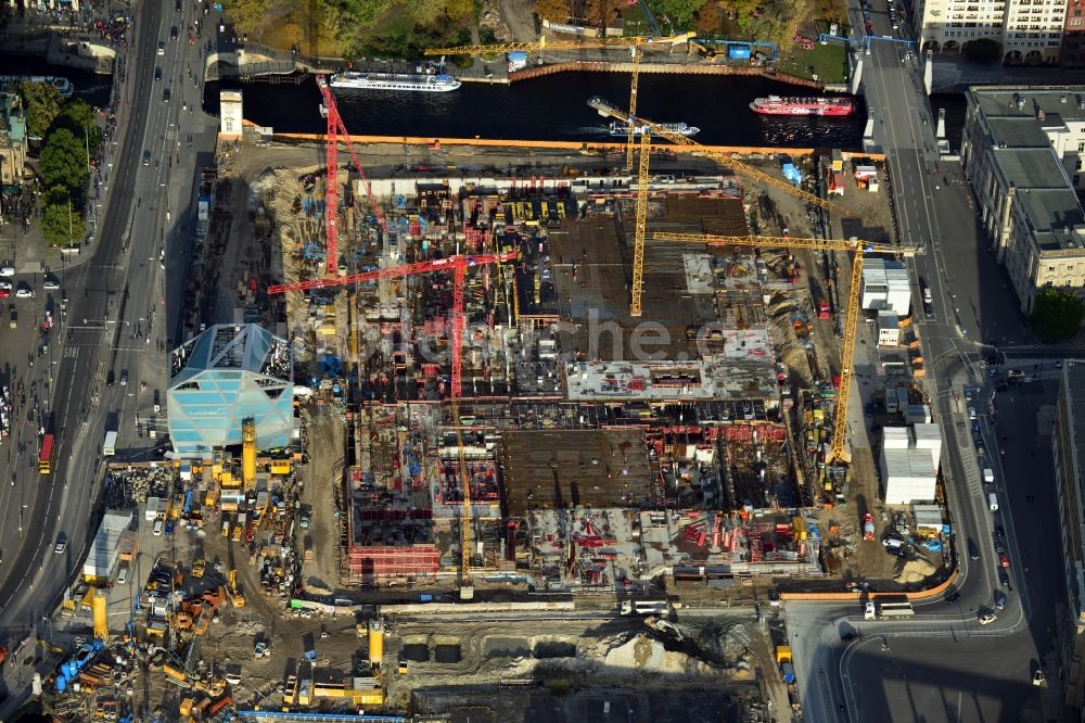 Luftbild Berlin - Umgestaltung des Schlossplatz durch die Baustelle zum Neubau des Humboldt - Forums in Berlin - Mitte