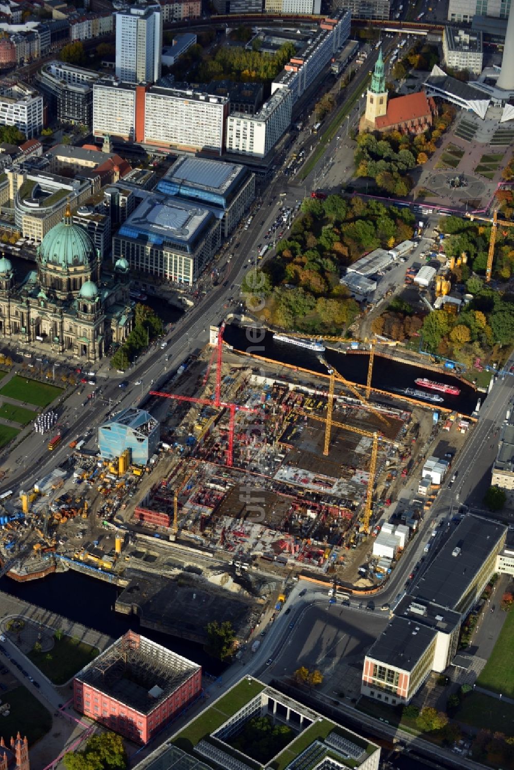 Luftaufnahme Berlin - Umgestaltung des Schlossplatz durch die Baustelle zum Neubau des Humboldt - Forums in Berlin - Mitte