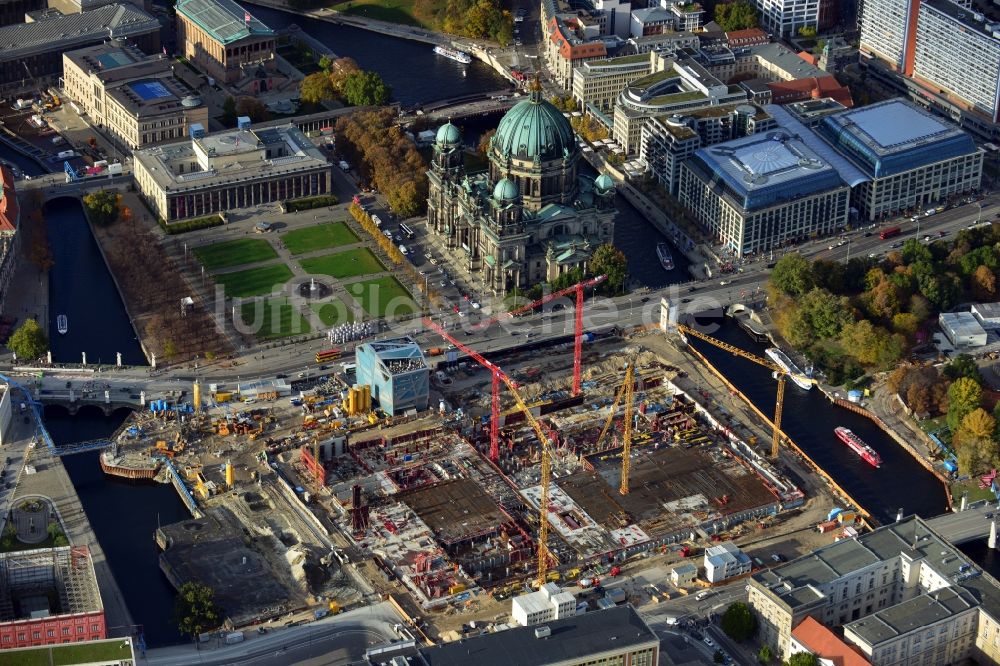 Berlin von oben - Umgestaltung des Schlossplatz durch die Baustelle zum Neubau des Humboldt - Forums in Berlin - Mitte