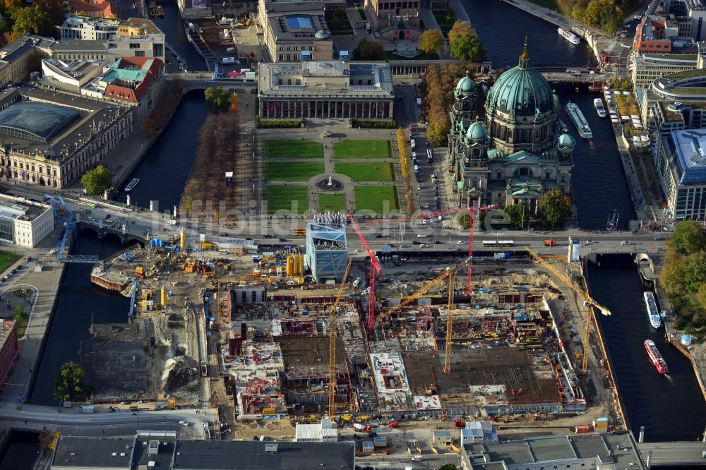 Berlin aus der Vogelperspektive: Umgestaltung des Schlossplatz durch die Baustelle zum Neubau des Humboldt - Forums in Berlin - Mitte