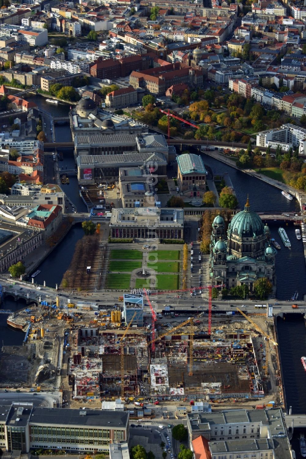 Luftbild Berlin - Umgestaltung des Schlossplatz durch die Baustelle zum Neubau des Humboldt - Forums in Berlin - Mitte