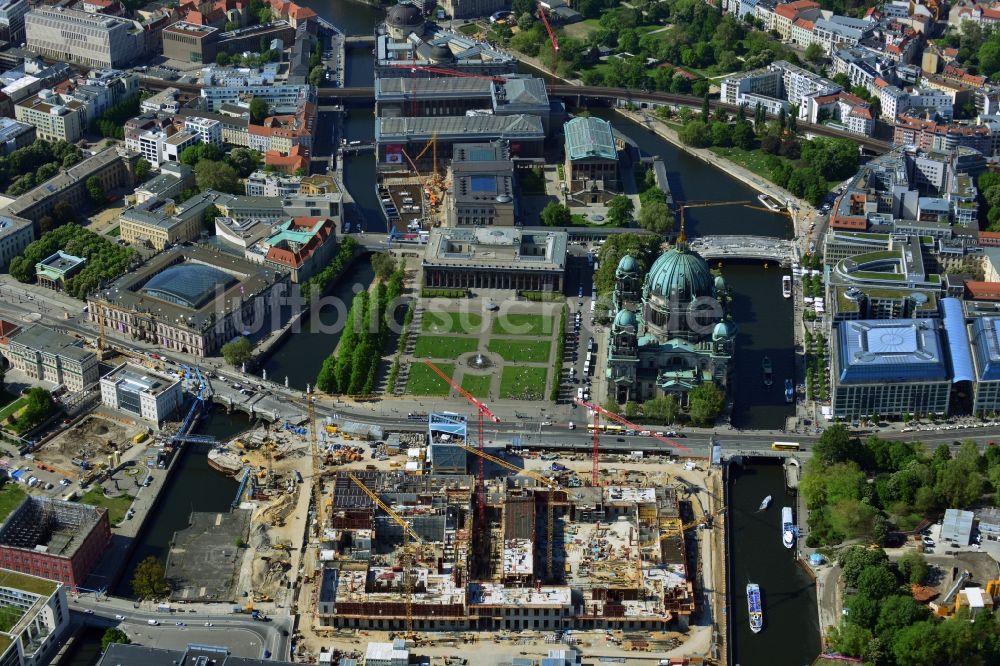 Luftaufnahme Berlin - Umgestaltung des Schlossplatz durch die Baustelle zum Neubau des Humboldt - Forums in Berlin - Mitte