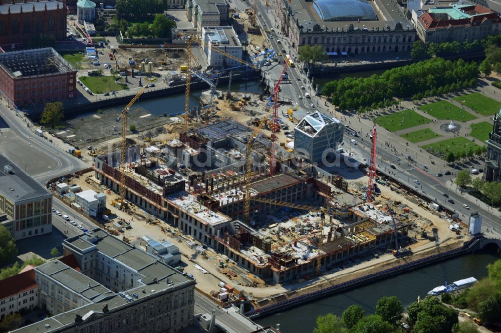 Berlin von oben - Umgestaltung des Schlossplatz durch die Baustelle zum Neubau des Humboldt - Forums in Berlin - Mitte