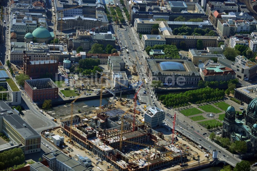 Berlin aus der Vogelperspektive: Umgestaltung des Schlossplatz durch die Baustelle zum Neubau des Humboldt - Forums in Berlin - Mitte