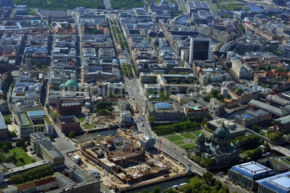 Luftbild Berlin - Umgestaltung des Schlossplatz durch die Baustelle zum Neubau des Humboldt - Forums in Berlin - Mitte