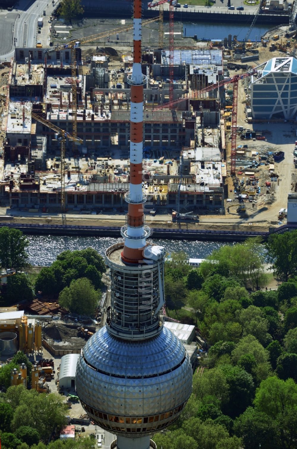 Luftaufnahme Berlin - Umgestaltung des Schlossplatz durch die Baustelle zum Neubau des Humboldt - Forums in Berlin - Mitte