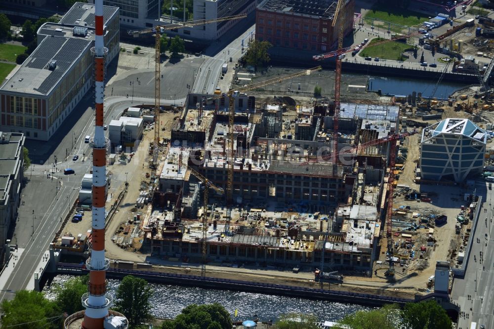 Berlin von oben - Umgestaltung des Schlossplatz durch die Baustelle zum Neubau des Humboldt - Forums in Berlin - Mitte