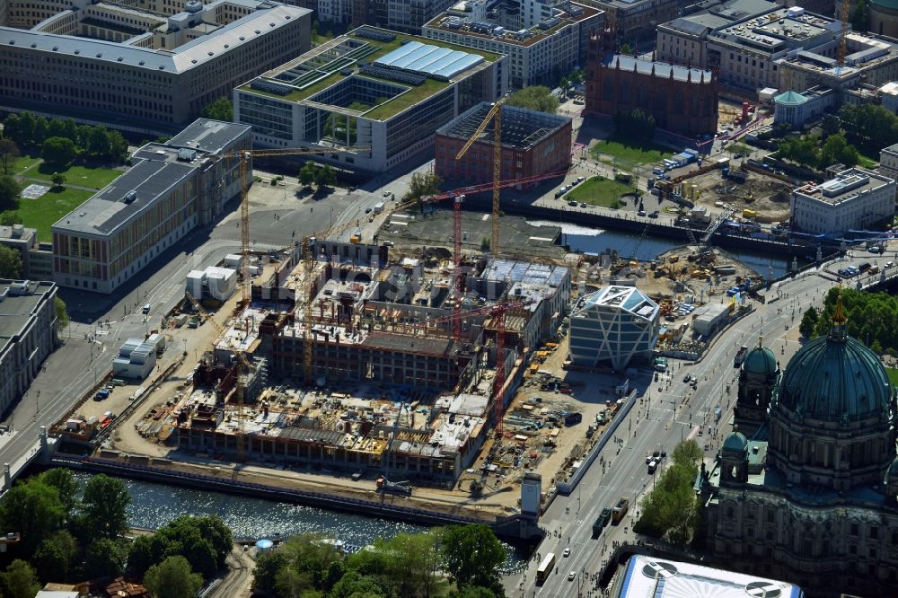 Berlin aus der Vogelperspektive: Umgestaltung des Schlossplatz durch die Baustelle zum Neubau des Humboldt - Forums in Berlin - Mitte