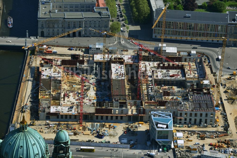 Luftbild Berlin - Umgestaltung des Schlossplatz durch die Baustelle zum Neubau des Humboldt - Forums in Berlin - Mitte