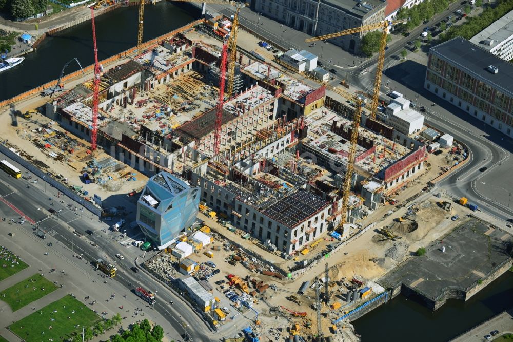 Luftaufnahme Berlin - Umgestaltung des Schlossplatz durch die Baustelle zum Neubau des Humboldt - Forums in Berlin - Mitte