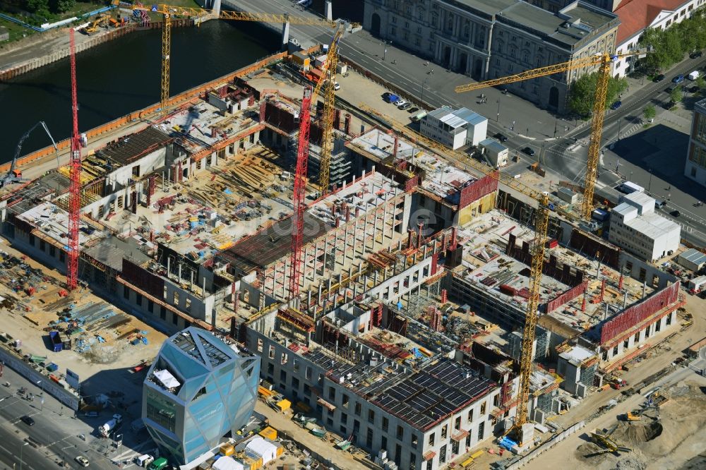 Berlin von oben - Umgestaltung des Schlossplatz durch die Baustelle zum Neubau des Humboldt - Forums in Berlin - Mitte