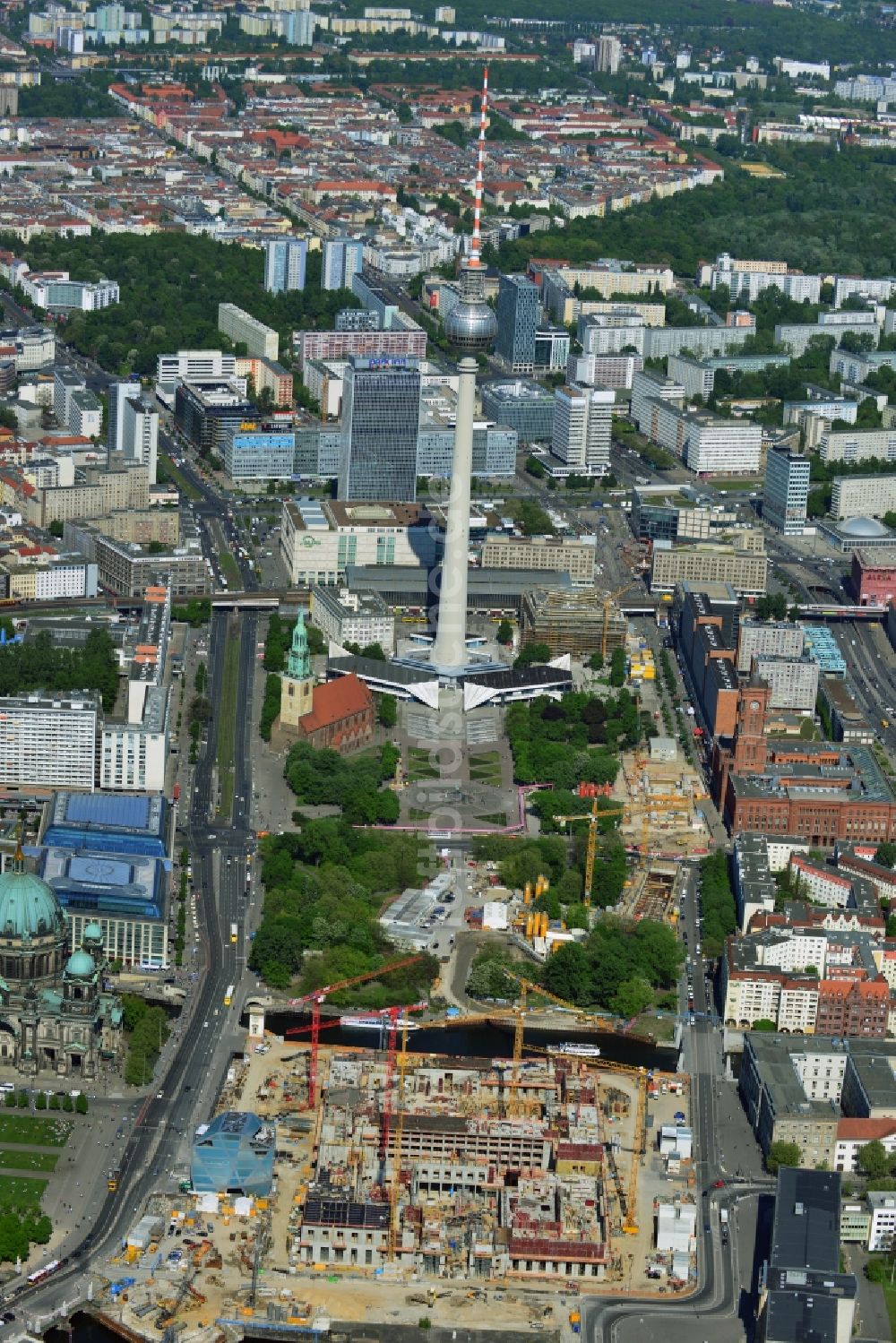 Berlin aus der Vogelperspektive: Umgestaltung des Schlossplatz durch die Baustelle zum Neubau des Humboldt - Forums in Berlin - Mitte