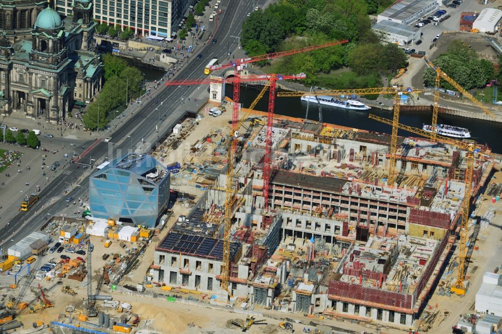 Luftbild Berlin - Umgestaltung des Schlossplatz durch die Baustelle zum Neubau des Humboldt - Forums in Berlin - Mitte