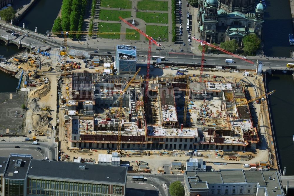 Berlin von oben - Umgestaltung des Schlossplatz durch die Baustelle zum Neubau des Humboldt - Forums in Berlin - Mitte