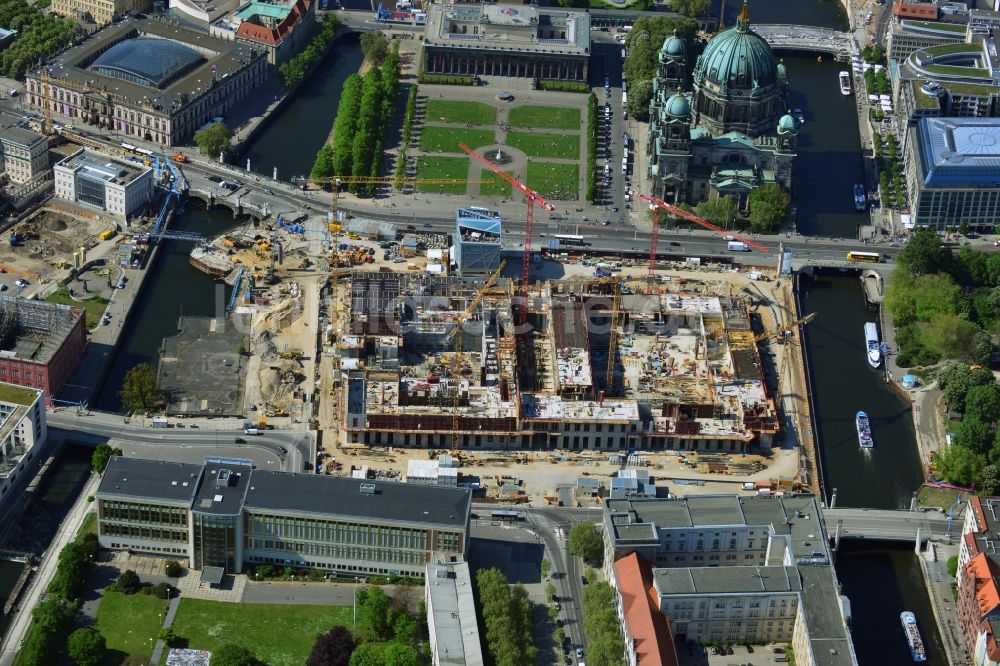 Berlin aus der Vogelperspektive: Umgestaltung des Schlossplatz durch die Baustelle zum Neubau des Humboldt - Forums in Berlin - Mitte