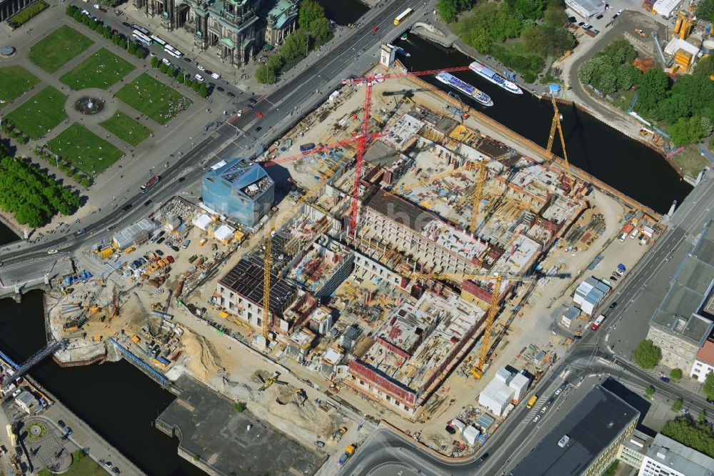 Berlin von oben - Umgestaltung des Schlossplatz durch die Baustelle zum Neubau des Humboldt - Forums in Berlin - Mitte