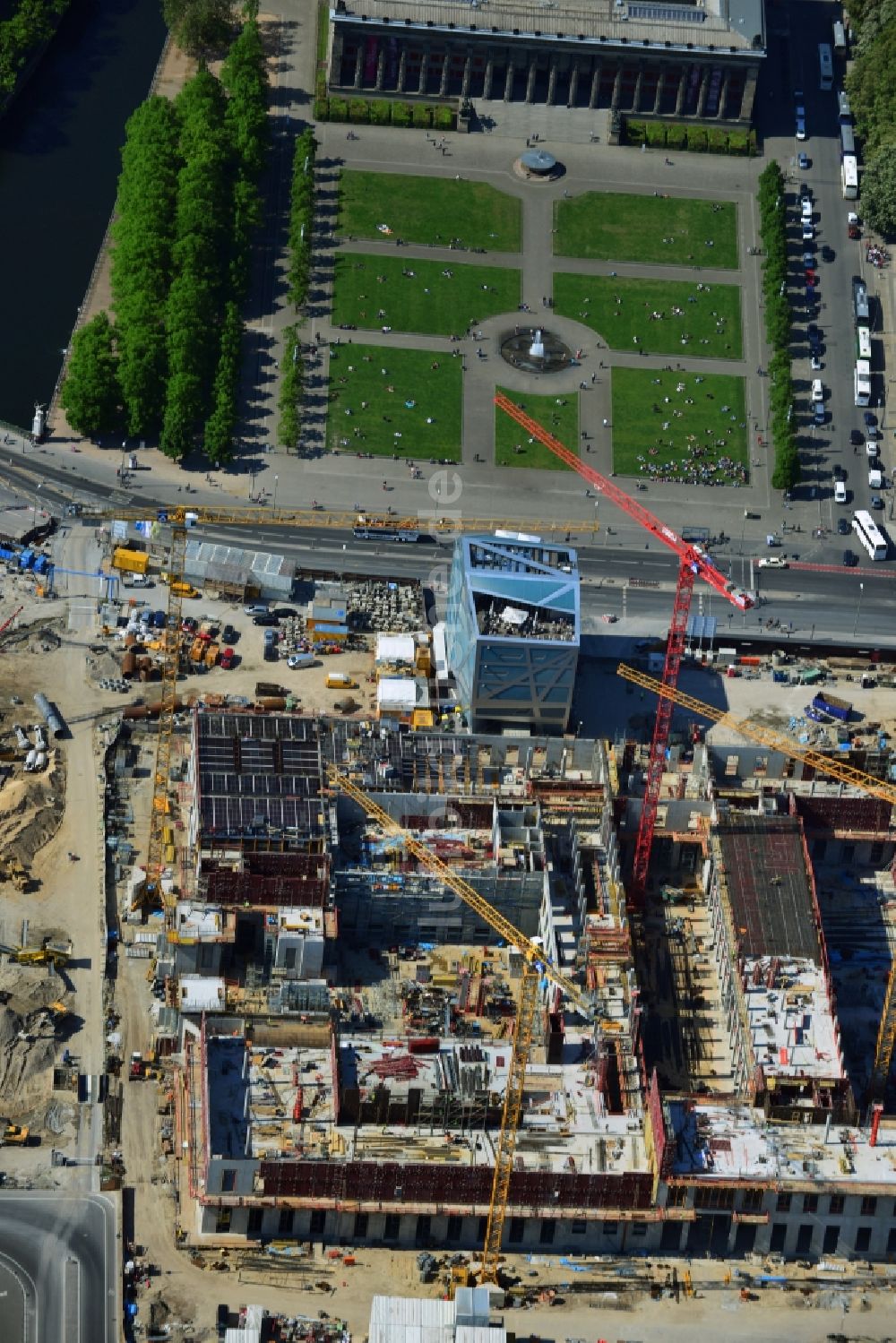 Luftbild Berlin - Umgestaltung des Schlossplatz durch die Baustelle zum Neubau des Humboldt - Forums in Berlin - Mitte