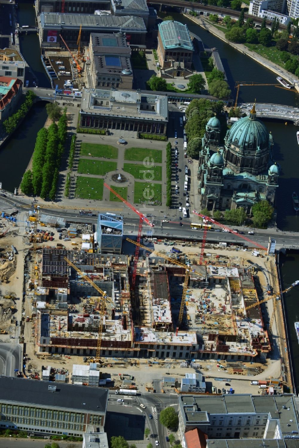 Luftaufnahme Berlin - Umgestaltung des Schlossplatz durch die Baustelle zum Neubau des Humboldt - Forums in Berlin - Mitte