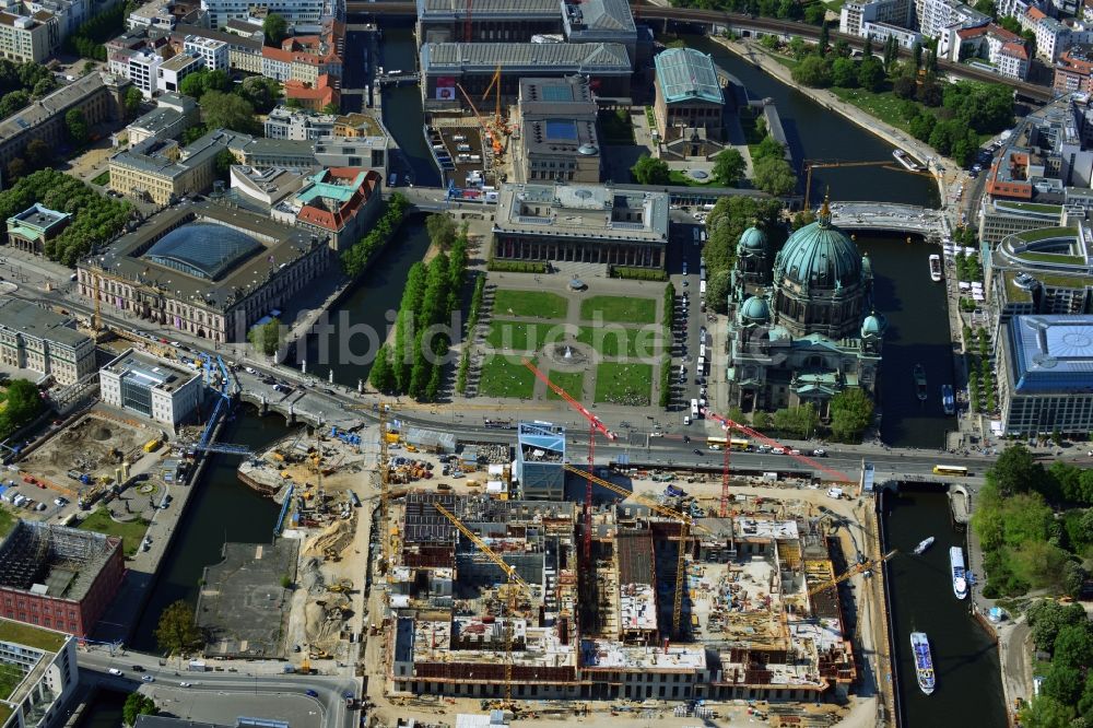 Berlin von oben - Umgestaltung des Schlossplatz durch die Baustelle zum Neubau des Humboldt - Forums in Berlin - Mitte