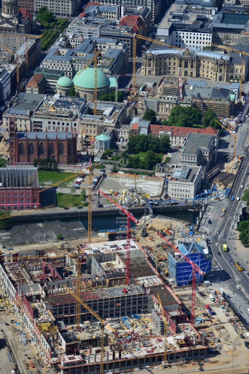 Luftaufnahme Berlin - Umgestaltung des Schlossplatz durch die Baustelle zum Neubau des Humboldt - Forums in Berlin - Mitte