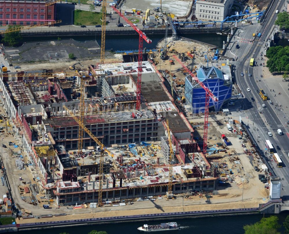 Berlin von oben - Umgestaltung des Schlossplatz durch die Baustelle zum Neubau des Humboldt - Forums in Berlin - Mitte