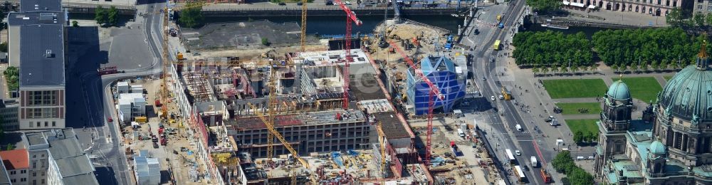 Berlin aus der Vogelperspektive: Umgestaltung des Schlossplatz durch die Baustelle zum Neubau des Humboldt - Forums in Berlin - Mitte