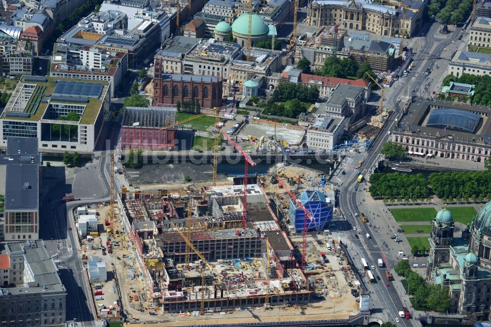 Luftbild Berlin - Umgestaltung des Schlossplatz durch die Baustelle zum Neubau des Humboldt - Forums in Berlin - Mitte