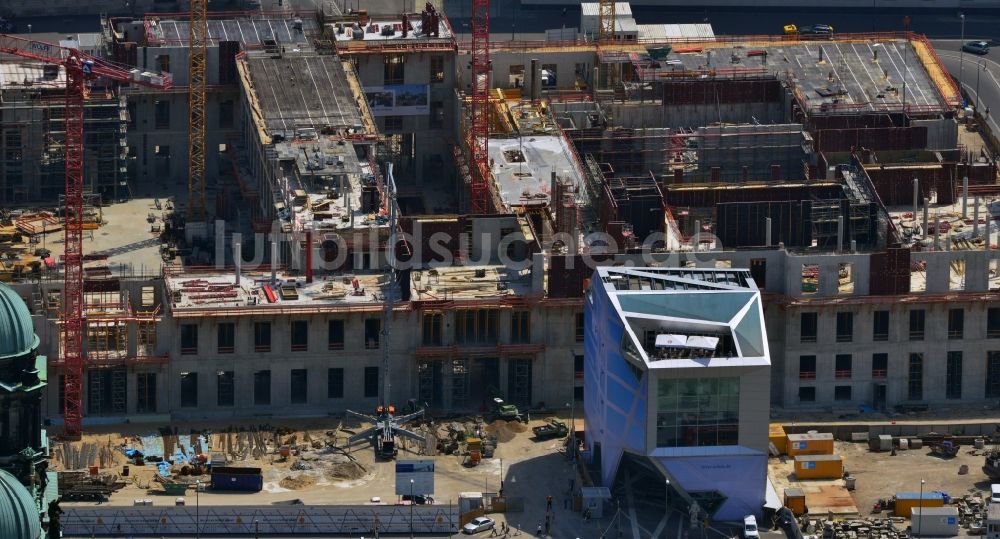 Berlin aus der Vogelperspektive: Umgestaltung des Schlossplatz durch die Baustelle zum Neubau des Humboldt - Forums in Berlin - Mitte