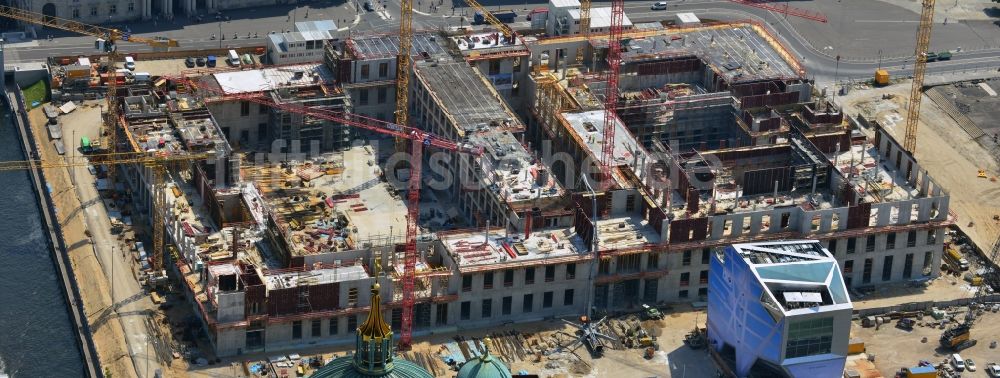 Berlin von oben - Umgestaltung des Schlossplatz durch die Baustelle zum Neubau des Humboldt - Forums in Berlin - Mitte